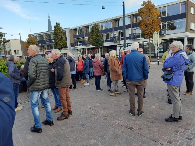 54 We wachten nog even op de trein